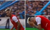 Khoảnh khắc khó tin trong bóng đá: Cầu thủ đang đá thì bị một con cá sống văng trúng mặt