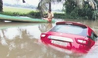 Ấn Độ: Lái ô tô theo hướng dẫn của Google Maps, một gia đình bị rơi xuống sông, suýt mất mạng