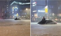 Anh chàng “chill” trên mui ô tô giữa mưa to ngập đường ở Hàn Quốc, dân mạng vội tìm &quot;in tư&quot;
