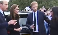 Hoàng tử William phải kéo Công nương Kate lại gần Harry - Meghan, nhiều người thấy bất ngờ