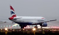 Cơ phó của hãng hàng không Anh ngất xỉu giữa chuyến bay, hành khách lo bị nhiễm COVID-19