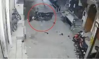 Chiếc xe máy kỳ lạ tự chuyển động trong đoạn video từ camera quan sát, cư dân mạng phản ứng trái chiều