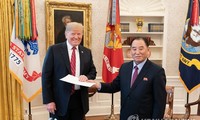 Ông Kim Yong-chol trao bức thư của Chủ tịch Triều Tiên Kim Jong-un cho Tổng thống Mỹ Donald Trump tại Washington