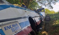 Chiếc xe buýt Encava bị lật tại Venezuela. Ảnh: LDanieri