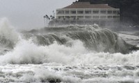 Sóng mạnh vỗ vào bờ biển Nhật Bản. Ảnh: Reuters