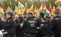 Cảnh sát Đức cố gắng duy trì an nnh trong bối cảnh hàng chục ngàng người Kurd biểu tình phản đối Thổ Nhĩ Kỳ. Ảnh: AP