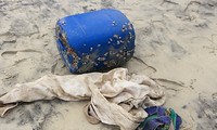 Các can đựng 33 kg heroin và ma túy đá dạt vào bờ biển