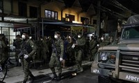 Cảnh sát và quân đội được triển khai đến Manila vào rạng sáng 15/3 nhằm thực thi các lệnh giới hạn đi lại. Ảnh: AP.