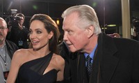 Angelina Jolie và Jon Voight trong buổi ra mắt phim In the Land of Blood and Honey (2011) do cô làm đạo diễn