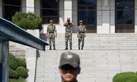Binh sĩ Triều Tiên tại Bàn Môn Điếm ở khu phi quân sự liên Triều DMZ. Ảnh: Reuters