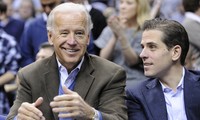 Ứng viên Joe Biden và con trai Hunter Biden (phải). Ảnh: AP.