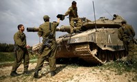 Một chiếc xe tăng của Israel gần trung tâm Gaza. Ảnh: Reuters