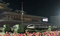 Toàn cảnh lễ duyệt binh khoe &apos;Vũ khí mạnh nhất thế giới’ của Triều Tiên