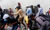 Cảnh sát Myanmar và người thân đang chạy trốn sang Ấn Độ trước sự truy quét của chính quyền quân sự. (Ảnh: Reuters)