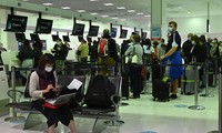 Hành khách chờ làm thủ tục tại sân bay quốc tế Sydney, Australia,
