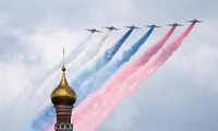 Máy bay Su-25 nhả khói màu cờ Nga phía trên quảng trường Đỏ khi diễn tập duyệt binh ngày Chiến thắng. (Ảnh:Reuters)