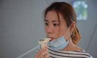 Người dùng chỉ mất 10 giây để thở vào máy và chưa đầy 2 phút sau có kết quả COVID-19. Ảnh: Straits Times