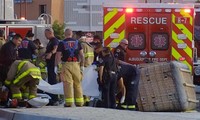 Đội cứu hộ tại hiện trường vụ rơi khinh khí cầu chết người ở Albuquerque, New Mexico. Ảnh: AP.