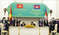 Chủ tịch nước Nguyễn Xuân Phúc và Thủ tướng Campuchia Samdech Techo Hun Sen chứng kiến lễ ký kết và trao đổi văn kiện hợp tác giữa hai nước. Ảnh: Thống Nhất/TTXVN