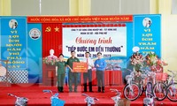 Áo Đoàn tiếp sức học sinh nghèo tới trường