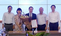 Ông Nguyễn Đăng Nguyên đứng giữa ôm hoa trong ngày được giao nhiệm vụ phụ trách chức vụ Tổng giám đốc Mobifone