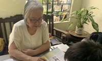 Bà giáo Hương ngày ngày miệt mài bên trò nghèo - ảnh Đức Thảo 