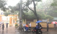 Ngày thứ 2 của kỳ thi tuyển sinh vào lớp 10 THPT tại Hà Nội: Trời tiếp tục mưa lớn