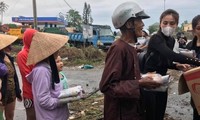 VIDEO: Thủy Tiên ngồi xuồng trao quà cứu trợ cho người dân vùng lũ ở miền Trung