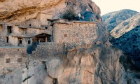Điều ít biết về ngôi làng 500 tuổi trên vách đá cao, từng cấm du khách đến gần