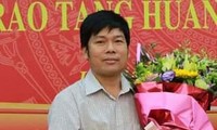 Phóng viên Hoài Nam được trao bằng khen năm 2017. Ảnh: Facebook Hoài Nam. 
