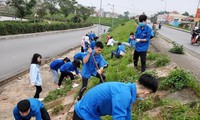Tuổi trẻ Long Biên ra quân vệ sinh môi trường, hưởng ứng Chủ nhật xanh lần thứ nhất Tháng Tnanh niên năm 2020.