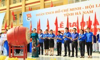 Bà Đinh Thị Lụa, Phó Chủ tịch UBND tỉnh Hà Nam đánh trống khởi động chiến dịch Thanh niên tình nguyện hè 2020.