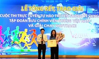 Ban tổ chức trao giải Nhất cuộc thi trực tuyến “Tự hào truyền thống vẻ vang Tập đoàn Bưu chính Viễn thông Việt Nam” cho thí sinh Trịnh Thị Thu Hiền, VNPT-IT.