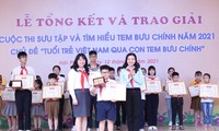 Ban tổ chức trao giải Đặc biệt cho em Lê Hoàng, Lớp 4C2, Trường Tiểu học Võ Thị Sáu, quận Lê Chân, TP Hải Phòng.