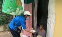 Thanh niên tình nguyện trao tặng suất cơm cho người nghèo trong chương trình chương trình “Triệu bữa cơm - Hà Nội nghĩa tình”