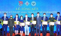 Bí thư thường trực T.Ư Đpàn Bùi Quang Huy trao tặng Kỷ niệm chương Vì thế hệ trẻ cho 19 cá nhân xuất sắc tại Hội thao Kỹ thuật sáng tạo tuổi trẻ ngành y tế khu vực Hà Nội lần thứ 29 năm 2021. Ảnh: Bảo Anh
