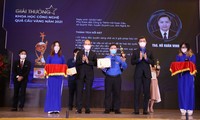 Anh Bùi Quang Huy, Ủy viên dự khuyết T.Ư Đảng, Bí thư thường trực T.Ư Đoàn (bên phải) trao phần thưởng cho các tài năng trẻ Qủa cầu vàng 2021. Ảnh: Lâm Đăng Hải