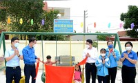 Bí thư T.Ư Đoàn Nguyễn Tường Lâm (thứ 2, từ trái sang) trao tặng sân chơi cho thiếu nhi ở Đồ Sơn, Hải Phòng. 