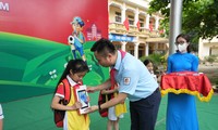 Đại diện Hội đồng Đội T.Ư trao tặng máy tính bảng cho học sinh trường Tiểu học Bình Thuận (TP.Tuyên Quang, tỉnh Tuyên Quang)