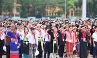 Đại biểu thiếu nhi 54 dân tộc báo công dâng Bác