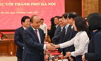 Thủ tướng Nguyễn Xuân Phúc với các đại biểu dự buổi làm việc. Báo HNM 