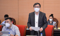 Thứ trưởng Bộ Y tế Trần Văn Thuấn báo cáo tại phiên họp