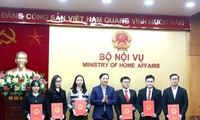 Bộ Nội vụ công bố quyết định tuyển dụng công chức, trọng dụng nhân tài