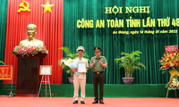 Thứ trưởng Lương Tam Quang trao Quyết định bổ nhiệm Đại tá Bùi Tấn Ân giữ chức Phó Giám đốc Công an tỉnh An Giang. 
