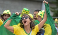 Bóng hồng vẫy cờ không biết mỏi chào đón tuyển Brazil