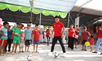 Quang Hải chơi bóng với trẻ em nghèo