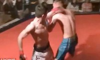 Hi hữu: Đánh bầm dập đối thủ, võ sĩ MMA bất ngờ quỳ gối xin thua