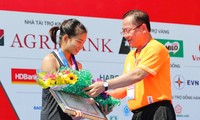Nhà báo Lê Xuân Sơn - Tổng Biên tập báo Tiền Phong, Trưởng Ban Tổ chức Tiền Phong Marathon năm 2020, trao giải cho nhà vô địch 5km nữ tuyển Nguyễn Thị Oanh.