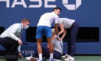 Đánh bóng vào trọng tài, Djokovic bị loại khỏi US Open 2020