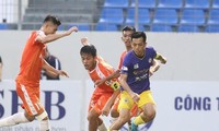 Treo còi trọng tài không phạt thẻ đỏ cầu thủ Hà Nội FC